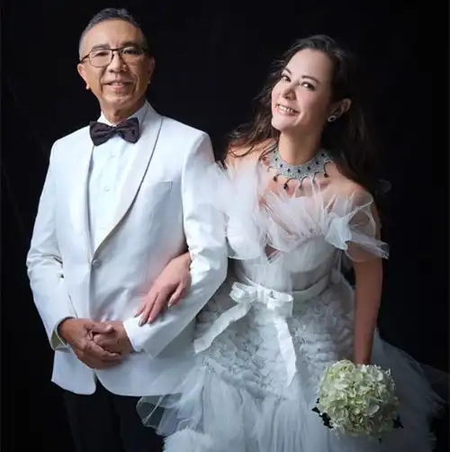 恭喜50岁豪门千金与63岁男友举行婚礼,闺蜜莫文蔚现身送祝福

