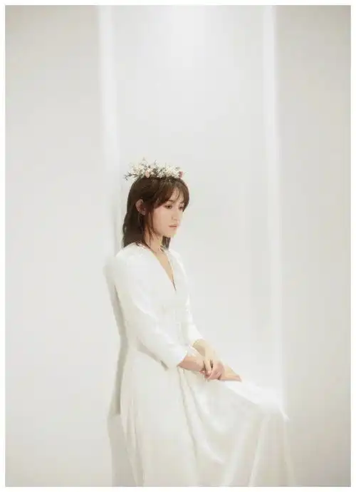 漂亮气质优雅女明星苏青白色连衣裙甜美仙气十足写真
