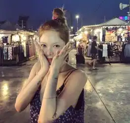 金泫雅泰国旅游,蓝紫色吊带碎花裙甜美性感,今天也是不画眉星人

