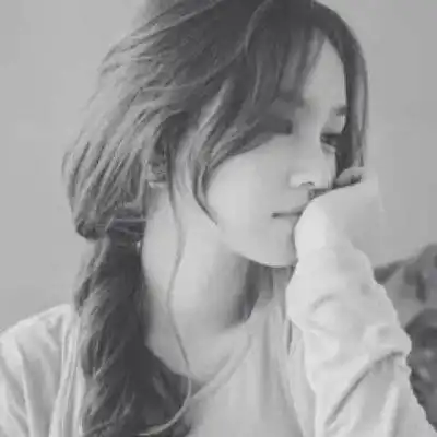 qq头像红色系女生头像黑白