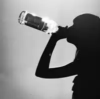 黑白头像喝酒女颓废