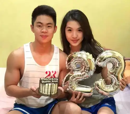 50岁冻龄阿姨,甜美性感似明星,只可惜老公看起来像老爸
