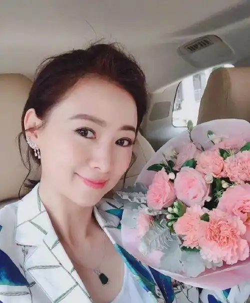 曾被豪门净身出户,姐弟恋被宠成少女,52岁翁虹靠跑商演赚钱

