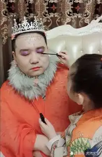 有女儿是种什么体验网友凭借女儿过上珠光宝气的生活
