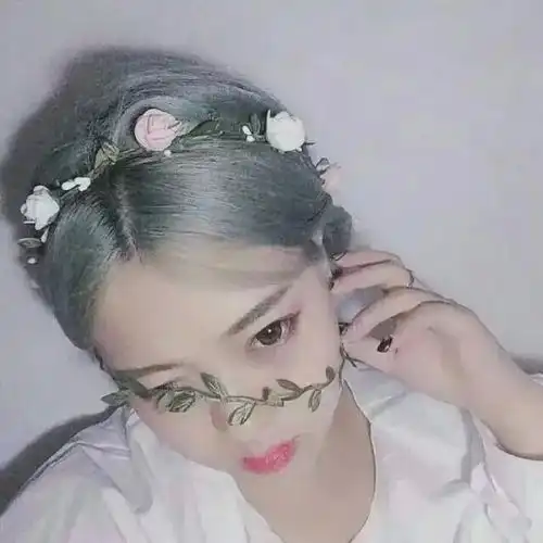 有没有一张银色头发,头上带花环的女生图片,就是下面的高清图

