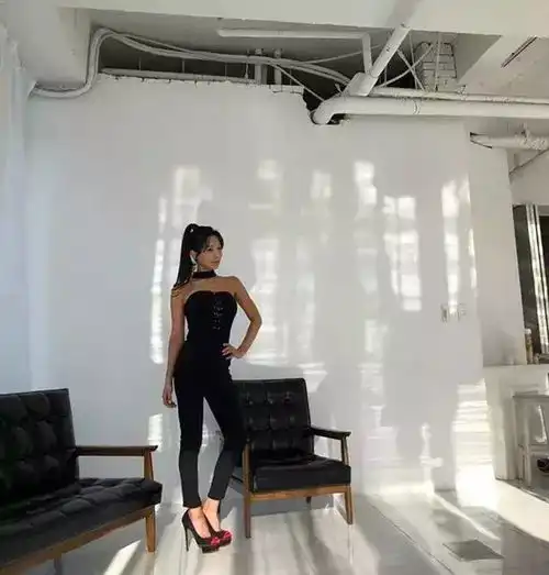 连女儿都嫉妒的50岁童颜女神,狂秀马甲线大长腿,健身女人很可怕
