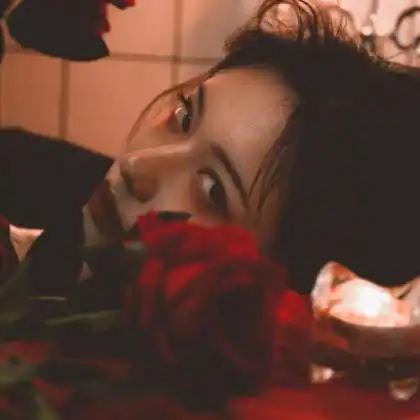 红色女生头像,穿红上衣的美女头像标准美女