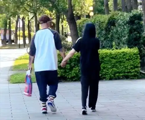 真爱大s具俊晔公园牵手散步超甜蜜,女方走路一瘸一拐似老太

