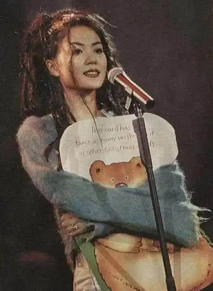 王菲谢霆锋豪宅秀恩爱,晒情侣头像夫妻相足,55岁女神仍嫩似少女
