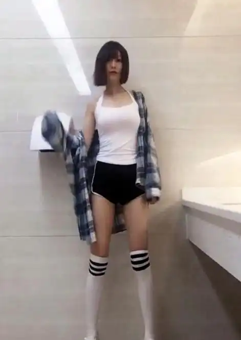 抖音简直是造星神器,美女厕所跳舞都能爆红,网友刷爆屏都疯了
