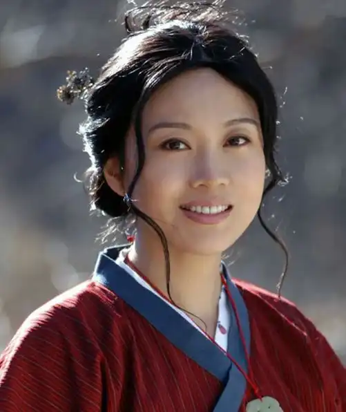 风情女人闫妮离婚后3次老牛吃嫩草,50岁为何至今单身
