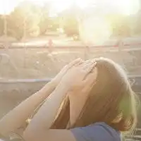 阳光下的暖色唯美女孩
