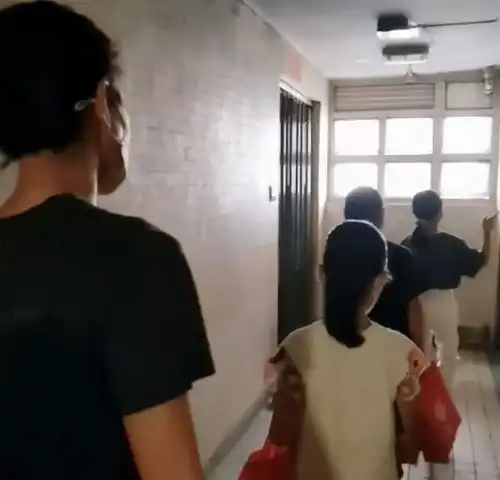 人美心善黎姿带女儿为独居老人送中秋礼物,下个月迎来50岁生日
