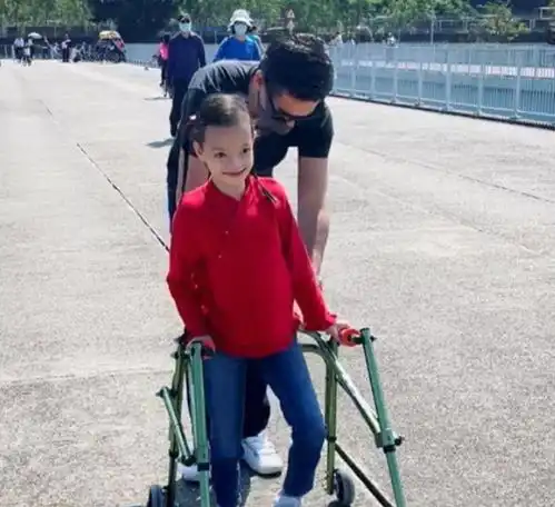 钟丽淇10岁女儿近照曝光,五官神似老太,至今还不会走路说话
