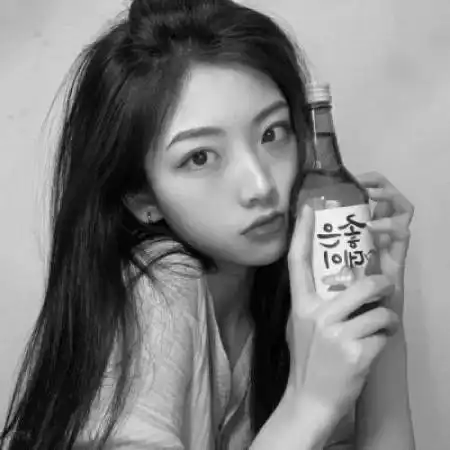 微信黑白女生颓废伤感头像,浪漫和极端都还给你
