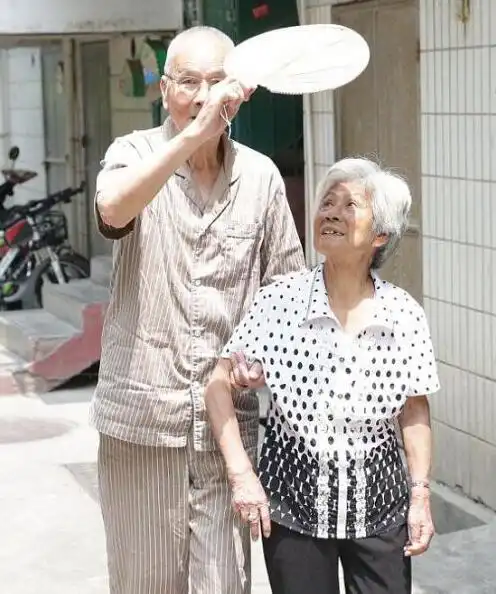 只有一个女儿的家庭,父母晚年靠谁养老3位60岁老人说出实话
