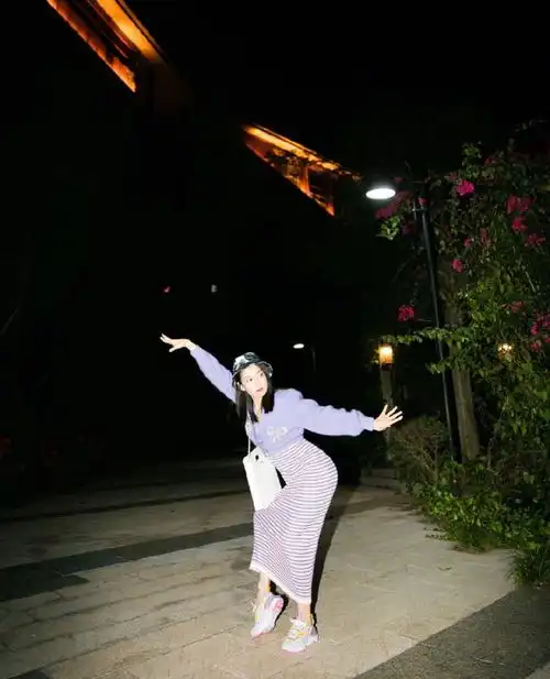 宋茜撞衫沈梦辰,同穿紫色高腰针织开衫,风格却大不一样
