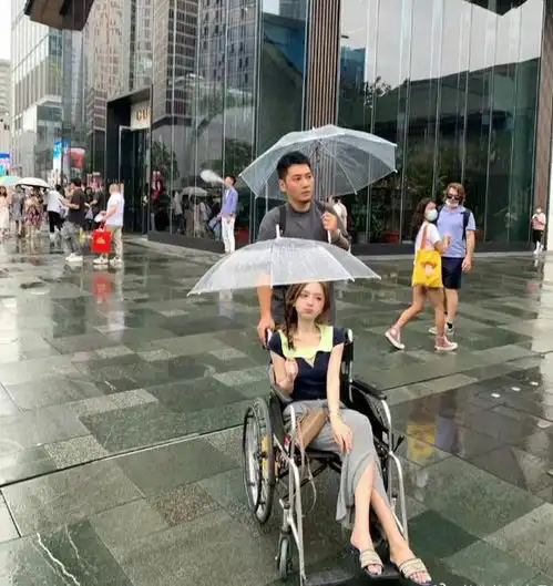 年轻人手脚正常坐轮椅,惊现上海迪士尼耍小聪明的利己主义者
