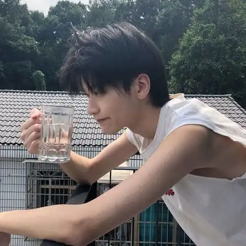 真人男头朋友不甘,爱人不敢
