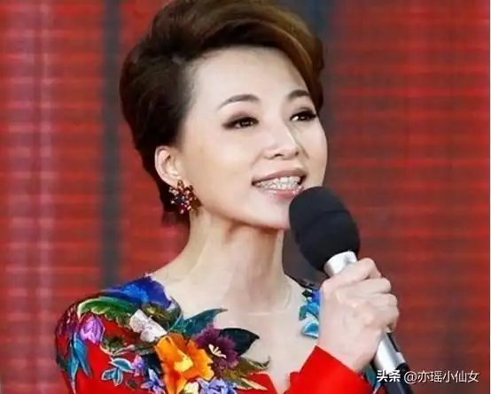 董卿含泪宣布,孩子的父亲竟然和他不止一个孩子
