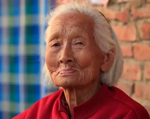 90岁老人,骨骼年龄40岁,养骨秘诀不是运动,而是这2件事
