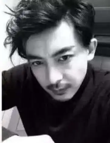 爱情公寓男主留胡子,关谷颓废,陈赫沧桑,都输给了张伟的性感
