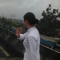 浙江老人遇车祸女司机主动施救后悄然离开
