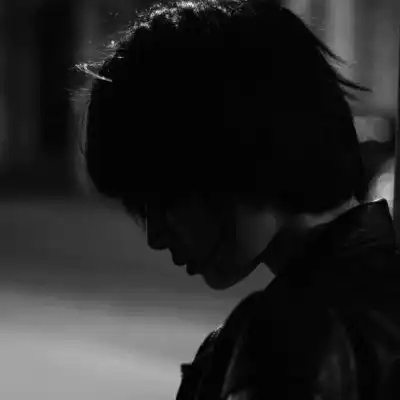 黑白男生头像
