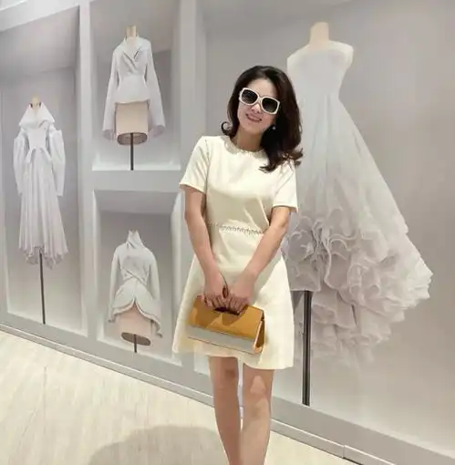 这才是70后女人该有的打扮,会保养懂打扮,把岁月当作美容刀
