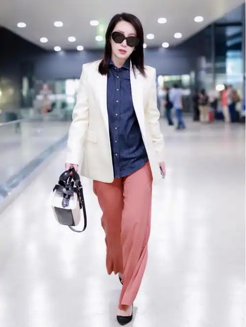 秦海璐是中年女人的典范,穿黑色西装气场全开,似霸气女高管
