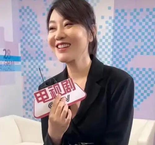 57岁巩俐与52岁闫妮,保养的年轻与医美的年轻差距一目了然
