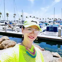 新浪网50岁翁虹七夕高调撒糖,青春永驻似热恋情侣,12岁女儿气质非凡
