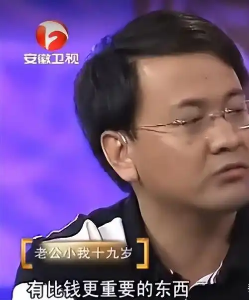 50岁北京富婆,为小19岁男员工生3胞胎,男方直言我喜欢她的钱
