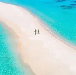 印尼就藏着一座少女心炸裂的粉色沙滩
