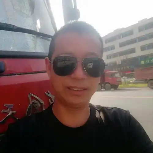 卡车司机低人一等看看70后老司机如何处理危机丨我和我的卡车
