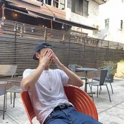 红色系头像男生