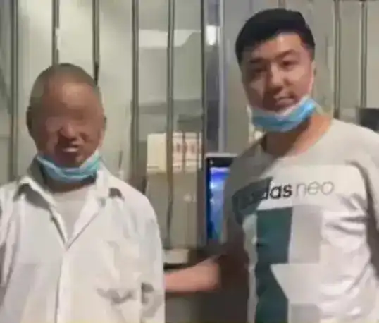 女店员遭白发老人进店猥亵,呼救多次无果,假意妥协寻找机会逃脱
