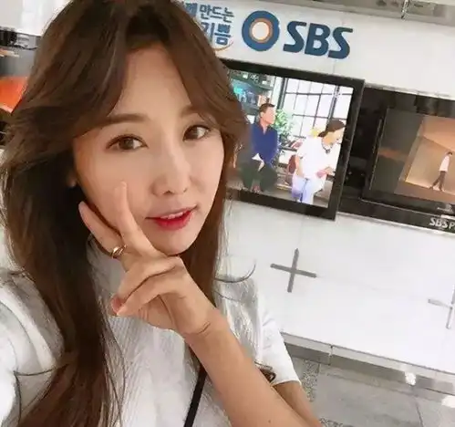 50岁美少女,和女儿是闺蜜,美过赵雅芝
