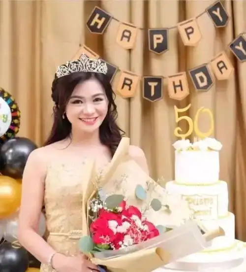 50岁妈妈肤白貌美大长腿,跟儿子合影像情侣,是吃了防腐剂吗
