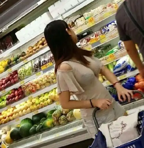 美女,睡觉也要注意形象啊...
