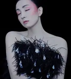 47岁小陶虹身材真好,穿紫色飘带上衣配包臀裙,长直发气质优雅
