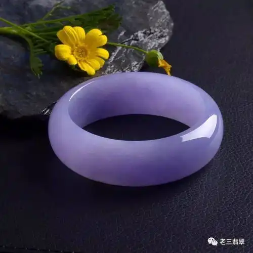 翡翠豆种带紫色价格及美观性探讨,了解紫绿豆种翡翠的稀有程度

