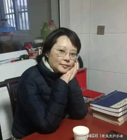 51岁袁立近况曝光,打扮土气身材臃肿似大妈,亲切与百岁老人唠嗑
