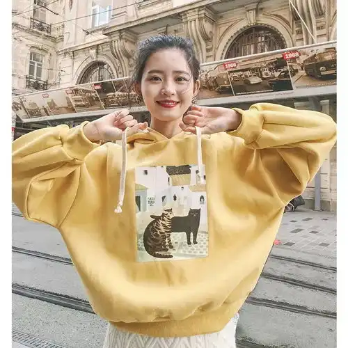 杨幂的这件卫衣太好看了吧感觉还可以再少女十年
