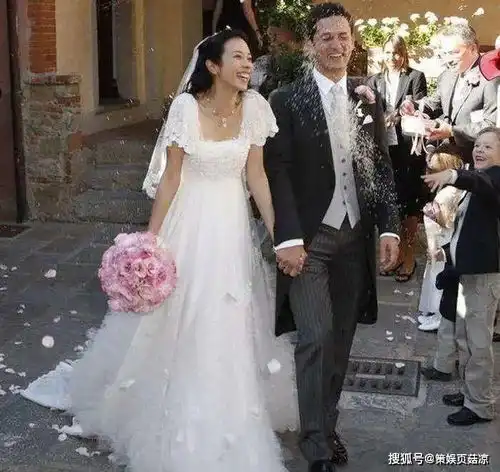 50岁莫文蔚晒度假照,与外籍老公结婚9年恩爱如初,至今无子
