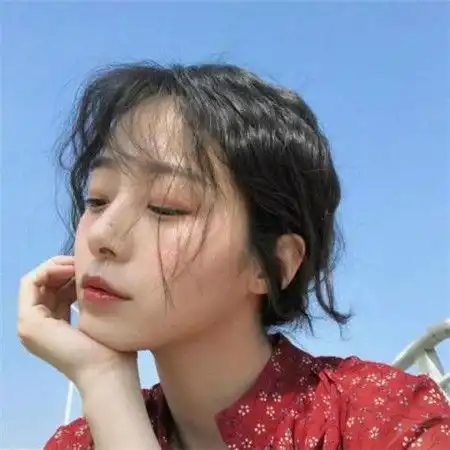 需要明白的是,只有在女人对你动了情,才会情不自禁出现的表现
