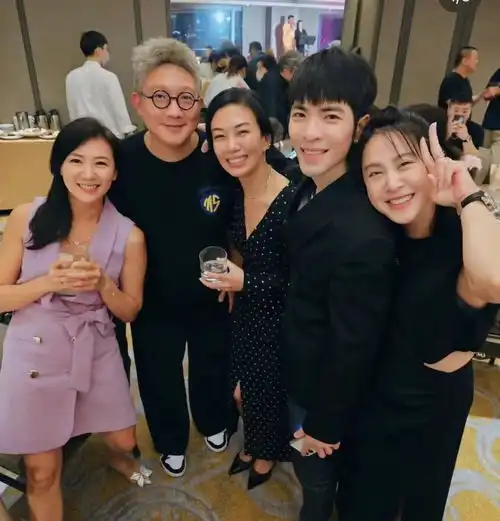 萧敬腾50岁准老婆背景超狂,双硕士星二代,被老萧2000万钻戒套牢

