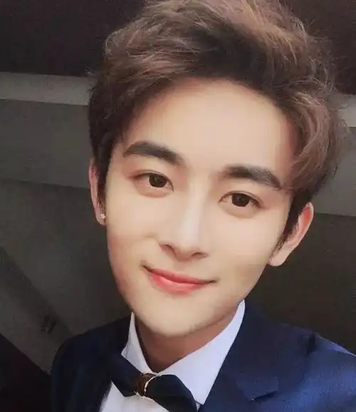 上东方卫视,何炅为他点赞,这个巴中小哥哥火了