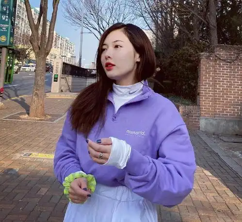 泫雅又带火一种卫衣新穿法,很适合早春穿搭,色彩搭配很衬肤白
