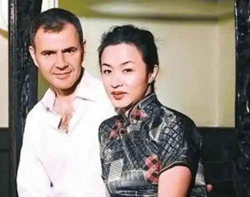 她28岁时因变性出名,后与妻子离婚嫁男友,今50岁受尽折磨
